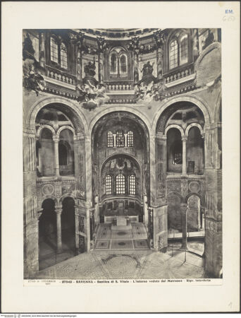 Vorderseite von Alinari [https://www.deutsche-digitale-bibliothek.de/content/lizenzen/rv-ez/] San VitaleInnenraumPresbyterium und Apsis - Ansicht vom Kuppelraum auf das Presbyterium (von Westen), bh026490_recto. Foto.