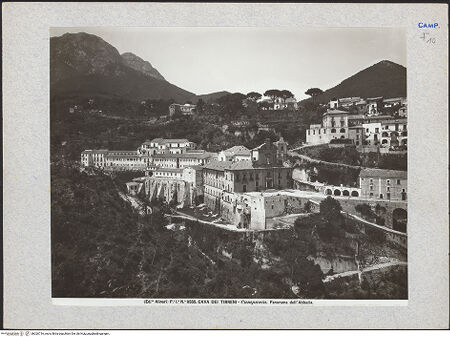 Vorderseite von Alinari [https://www.deutsche-digitale-bibliothek.de/content/lizenzen/rv-ez/] Abbazia della Trinità di Cava - Panorama Kloster und Umgebung, bh026716_recto. Foto.