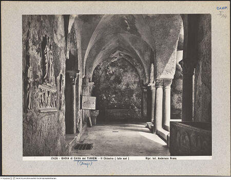 Vorderseite von Alinari [https://www.deutsche-digitale-bibliothek.de/content/lizenzen/rv-ez/] Abbazia della Trinità di CavaChiostrino - Deambulatorium, Ansicht mit antiken Sarkophagen und mittelalterlichen Reliefs am alten Standort, bh026735_recto. Foto.