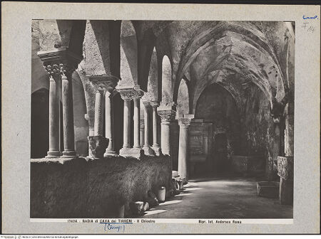 Vorderseite von Alinari [https://www.deutsche-digitale-bibliothek.de/content/lizenzen/rv-ez/] Abbazia della Trinità di CavaChiostrino - Deambulatorium, Ansicht mit antiken Sarkophagen am alten Standort, bh026737_recto. Foto.