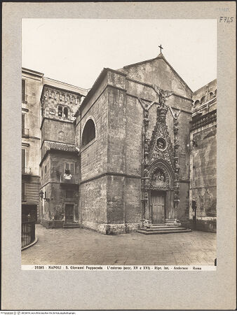 Vorderseite von Alinari [https://www.deutsche-digitale-bibliothek.de/content/lizenzen/rv-ez/] San Giovanni dei Pappacoda - Fassade, linke Seite und Campanile, bh026816_recto. Foto.