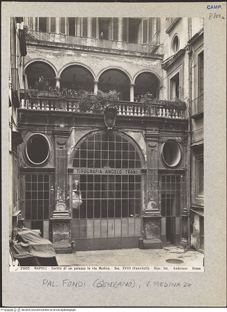 Vorderseite von Alinari [https://www.deutsche-digitale-bibliothek.de/content/lizenzen/rv-ez/] Palazzo Fondi - Innenhof, bh026826_recto. Foto.