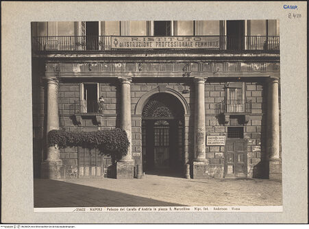 Vorderseite von Alinari [https://www.deutsche-digitale-bibliothek.de/content/lizenzen/rv-ez/] Palazzo Carafa d'Andria - Fassade, Teilansicht, bh026829_recto. Foto.