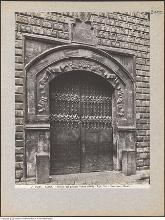 Vorderseite von Alinari [https://www.deutsche-digitale-bibliothek.de/content/lizenzen/rv-ez/] Palazzo Penna - Fassade, Detail: Portal, bh026831_recto. Foto.