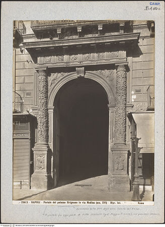 Vorderseite von Alinari [https://www.deutsche-digitale-bibliothek.de/content/lizenzen/rv-ez/] Palazzo Sirignano - Fassade, Detail: Portal, bh026833_recto. Foto.