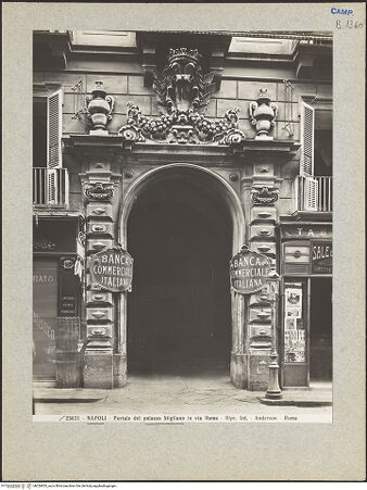 Vorderseite von Alinari [https://www.deutsche-digitale-bibliothek.de/content/lizenzen/rv-ez/] Palazzo Zevallos Stigliano - Fassade, Detail: Portal, bh026853_recto. Foto.