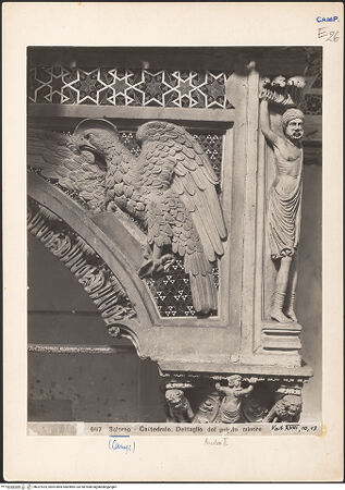 Vorderseite von Vatikan, Monumenti, Musei e Gallerie Pontificie [https://www.deutsche-digitale-bibliothek.de/content/lizenzen/rv-ez/] Linke Kanzel - Detail: rechter Zwickel mit dem Symbol des evangelisten Johannes und Tragfigur, bh027025_recto. Foto.