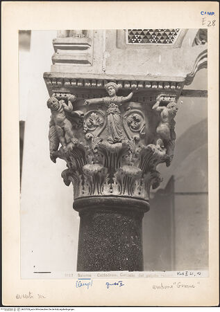 Vorderseite von Vatikan, Monumenti, Musei e Gallerie Pontificie [https://www.deutsche-digitale-bibliothek.de/content/lizenzen/rv-ez/] Linke KanzelKapitell mit Tragfiguren - Südliche Seite, bh027029_recto. Foto.