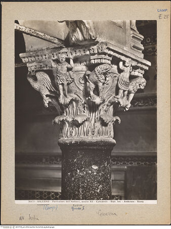 Vorderseite von Alinari [https://www.deutsche-digitale-bibliothek.de/content/lizenzen/rv-ez/] Linke KanzelKapitell mit Tragfiguren, Löwen und Vögel - Westliche und südliche Seiten, bh027030_recto. Foto.