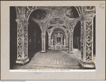 Vorderseite von Alinari [https://www.deutsche-digitale-bibliothek.de/content/lizenzen/rv-ez/] Duomo & San MatteoTomba di San Matteo - Ansicht nach dem Altar, bh027063_recto. Foto.