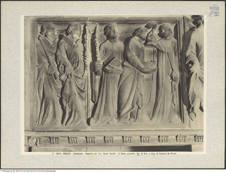 Vorderseite von Alinari [https://www.deutsche-digitale-bibliothek.de/content/lizenzen/rv-ez/] Grabmal des Bischofs Guido Tarlati (gest. 1327)Totenkammer mit Geistlichen, die das Totenoffizium feiern - Klerus auf der linken Seite, bh027087_recto. Foto.