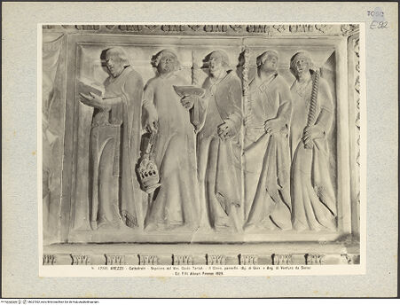 Vorderseite von Alinari [https://www.deutsche-digitale-bibliothek.de/content/lizenzen/rv-ez/] Grabmal des Bischofs Guido Tarlati (gest. 1327)Totenkammer mit Geistlichen, die das Totenoffizium feiern - Klerus auf der rechten Seite, bh027092_recto. Foto.