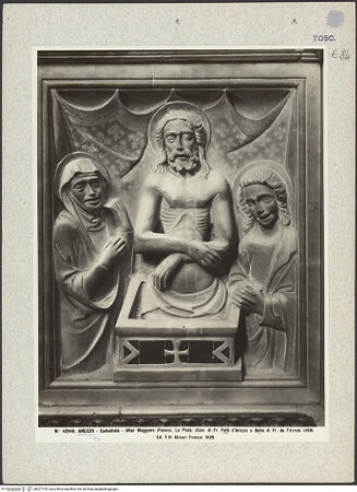 Vorderseite von Alinari [https://www.deutsche-digitale-bibliothek.de/content/lizenzen/rv-ez/] Hauptaltar und Schrein des heiligen DonatusRetabel und Schrein des heiligen DonatusRetabel, RückseiteSüdlichen Platten: Schmerzensmann; Siranna trifft Hilarianus - Schmerzensmann zwischen Maria und Johannes, bh027105_recto. Foto.