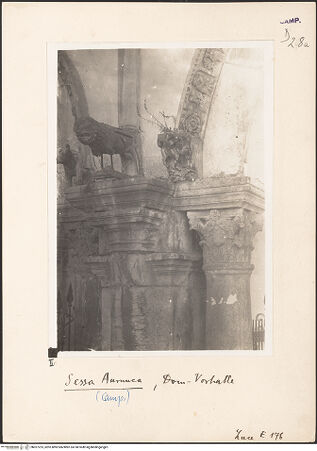 Vorderseite von ICCD [https://www.deutsche-digitale-bibliothek.de/content/lizenzen/rv-ez/] Pfeiler und KonsolenZweiter Arkadenpfeiler - Teilansicht von rechts, bh027225_recto. Foto.