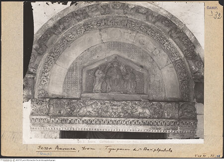 Vorderseite von Archivio Fotografico dei Musei Vaticani [https://www.deutsche-digitale-bibliothek.de/content/lizenzen/rv-ez/] Hauptportal - Tympanon, Archivolte, Türsturz, bh027231_recto. Foto.