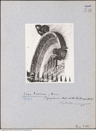 Vorderseite von ICCD [https://www.deutsche-digitale-bibliothek.de/content/lizenzen/rv-ez/] Hauptportal - Tympanon, Archivolte, Türsturz von rechts, bh027232_recto. Foto.