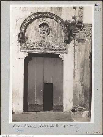 Vorderseite von ICCD [https://www.deutsche-digitale-bibliothek.de/content/lizenzen/rv-ez/] Eingangsportal (ehemaliges Domherrenportal der Kathedrale, sog. "porta canonica") - Gesamtansicht, bh027237_recto. Foto.