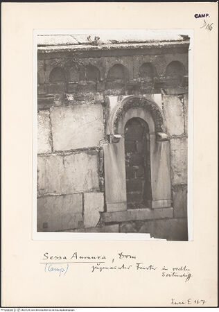 Vorderseite von ICCD [https://www.deutsche-digitale-bibliothek.de/content/lizenzen/rv-ez/] DuomoSüdwestfassade - Drittes Fenster des Seitenschiffes, bh027244_recto. Foto.