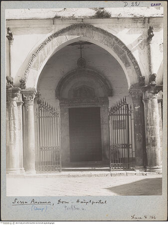 Vorderseite von ICCD [https://www.deutsche-digitale-bibliothek.de/content/lizenzen/rv-ez/] Duomo - Mittlerer Bogen und Portal, bh027248_recto. Foto.