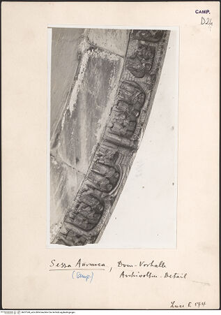 Vorderseite von ICCD [https://www.deutsche-digitale-bibliothek.de/content/lizenzen/rv-ez/] Archivolte der mittleren ArkadeSzenen aus dem Leben des heiligen Petrus - Der Wettkampf zwischen Petrus und Simon Magus auf dem Forum; Petrus schickt einen Hund in das Haus, um Simon aufzufordern, herauszukommen, bh027249_recto. Foto.