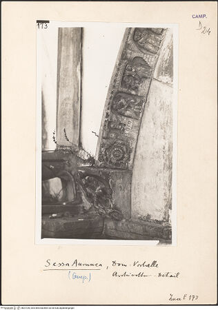 Vorderseite von ICCD [https://www.deutsche-digitale-bibliothek.de/content/lizenzen/rv-ez/] Archivolte der mittleren ArkadeSzenen aus dem Leben des heiligen Petrus - Petrus und Paulus treffen und umarmen sich; Simon im Haus des Senators Marcellus, bh027250_recto. Foto.