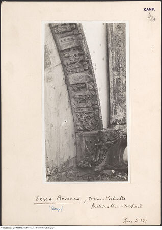 Vorderseite von ICCD [https://www.deutsche-digitale-bibliothek.de/content/lizenzen/rv-ez/] Archivolte der mittleren ArkadeSzenen aus dem Leben des heiligen Petrus - Ananias, der von Petrus getadelt worden ist, fällt nieder und stirbt inmitten seiner Geschenke; Petrus und Johannes heilen an der Schönen Pforte des Tempels einen lahmen Bettler, bh027252_recto. Foto.