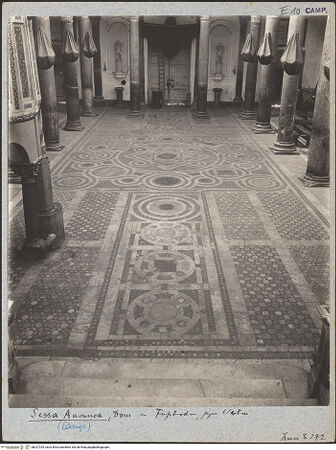 Vorderseite von ICCD [https://www.deutsche-digitale-bibliothek.de/content/lizenzen/rv-ez/] Fußbodenmosaik mit geometrischen Motiven - Mittelschiff, Fußboden, bh027254_recto. Foto.
