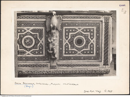 Vorderseite von ICCD [https://www.deutsche-digitale-bibliothek.de/content/lizenzen/rv-ez/] Brüstung des Kanzelkörpers - Detail einer Platte, bh027264_recto. Foto.