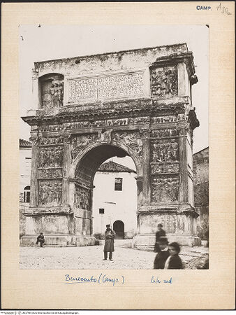 Vorderseite von unbekannt [https://www.deutsche-digitale-bibliothek.de/content/lizenzen/rv-fz/] Arco di Traiano (Trajansbogen)Nordöstliche Seite (Landseite) - Gesamtansicht, bh027485_recto. Foto.