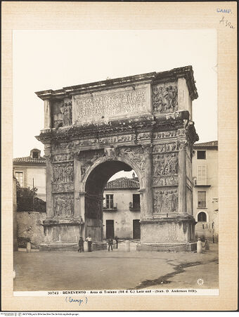 Vorderseite von Alinari [https://www.deutsche-digitale-bibliothek.de/content/lizenzen/rv-ez/] Arco di Traiano (Trajansbogen)Nordöstliche Seite (Landseite) - Gesamtansicht, bh027486_recto. Foto.