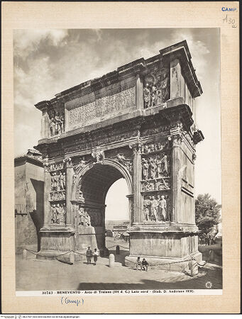 Vorderseite von Alinari [https://www.deutsche-digitale-bibliothek.de/content/lizenzen/rv-ez/] Arco di Traiano (Trajansbogen)Südwestliche Seite (Stadtseite) - Gesamtansicht, bh027487_recto. Foto.