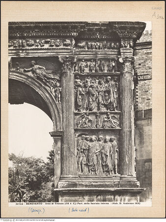 Vorderseite von Alinari [https://www.deutsche-digitale-bibliothek.de/content/lizenzen/rv-ez/] Arco di Traiano (Trajansbogen)Südwestliche Seite (Stadtseite)Rechter Pylon - Gesamtansicht, bh027488_recto. Foto.