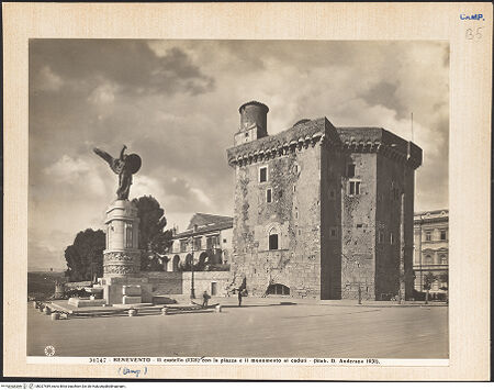 Vorderseite von Alinari [https://www.deutsche-digitale-bibliothek.de/content/lizenzen/rv-ez/] Rocca dei Rettori - Ansicht von Osten, bh027489_recto. Foto.