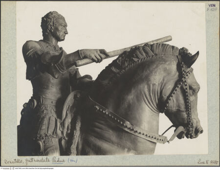 Vorderseite von Istituto Luce [https://www.deutsche-digitale-bibliothek.de/content/lizenzen/rv-fz/] Reiterdenkmal des Erasmus da Narni: il GattamelataGattamelata in Condottieren-Rüstung zu Pferd - Rechte Seite, Detail, bh027800_recto. Foto.