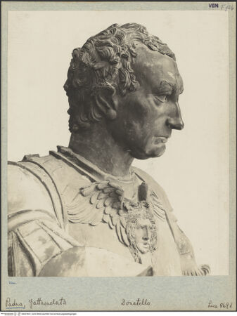 Vorderseite von Istituto Luce [https://www.deutsche-digitale-bibliothek.de/content/lizenzen/rv-fz/] Reiterdenkmal des Erasmus da Narni: il GattamelataGattamelata in Condottieren-Rüstung zu Pferd - Detail: Büste des Ritters, Profil, bh027801_recto. Foto.