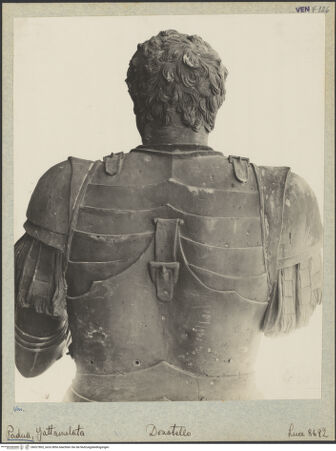 Vorderseite von Istituto Luce [https://www.deutsche-digitale-bibliothek.de/content/lizenzen/rv-fz/] Reiterdenkmal des Erasmus da Narni: il GattamelataGattamelata in Condottieren-Rüstung zu Pferd - Detail: Büste des Ritters, Rückseite, bh027802_recto. Foto.