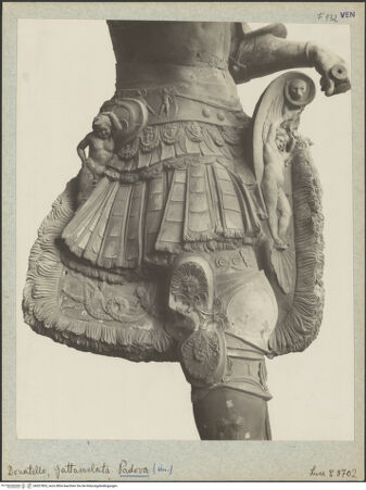 Vorderseite von Istituto Luce [https://www.deutsche-digitale-bibliothek.de/content/lizenzen/rv-fz/] Reiterdenkmal des Erasmus da Narni: il GattamelataGattamelata in Condottieren-Rüstung zu Pferd - Detail: Rüstung, rechte Seite, bh027805_recto. Foto.