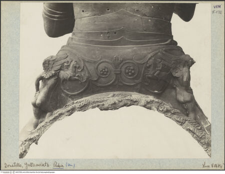 Vorderseite von Istituto Luce [https://www.deutsche-digitale-bibliothek.de/content/lizenzen/rv-fz/] Reiterdenkmal des Erasmus da Narni: il GattamelataGattamelata in Condottieren-Rüstung zu Pferd - Detail: Rüstung, Rückseite, bh027806_recto. Foto.