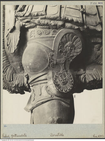 Vorderseite von Istituto Luce [https://www.deutsche-digitale-bibliothek.de/content/lizenzen/rv-fz/] Reiterdenkmal des Erasmus da Narni: il GattamelataGattamelata in Condottieren-Rüstung zu Pferd - Detail: Rüstung, linke Seite, bh027807_recto. Foto.