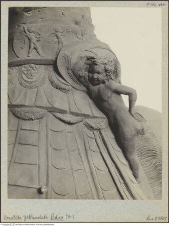 Vorderseite von Istituto Luce [https://www.deutsche-digitale-bibliothek.de/content/lizenzen/rv-fz/] Reiterdenkmal des Erasmus da Narni: il GattamelataGattamelata in Condottieren-Rüstung zu Pferd - Detail: Rüstung, linke Seite, bh027808_recto. Foto.