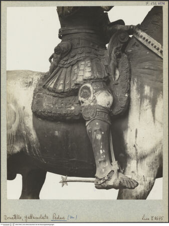Vorderseite von Istituto Luce [https://www.deutsche-digitale-bibliothek.de/content/lizenzen/rv-fz/] Reiterdenkmal des Erasmus da Narni: il GattamelataGattamelata in Condottieren-Rüstung zu Pferd - Detail: Rüstung, rechte Seite, bh027809_recto. Foto.