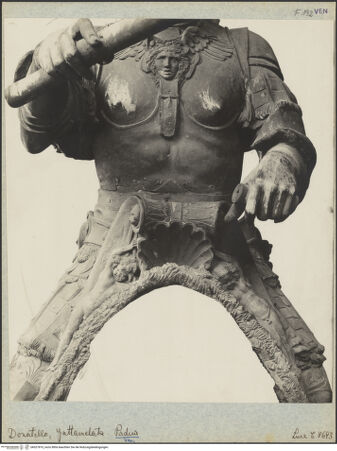 Vorderseite von Istituto Luce [https://www.deutsche-digitale-bibliothek.de/content/lizenzen/rv-fz/] Reiterdenkmal des Erasmus da Narni: il GattamelataGattamelata in Condottieren-Rüstung zu Pferd - Detail: Rüstung, Frontseite, bh027810_recto. Foto.