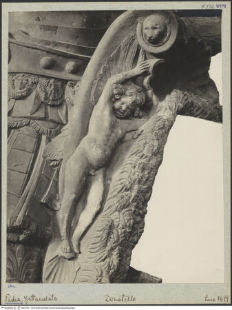 Vorderseite von Istituto Luce [https://www.deutsche-digitale-bibliothek.de/content/lizenzen/rv-fz/] Reiterdenkmal des Erasmus da Narni: il GattamelataGattamelata in Condottieren-Rüstung zu Pferd - Detail: Rüstung, rechte Seite, bh027811_recto. Foto.