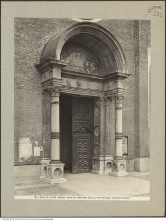 Vorderseite von Alinari [https://www.deutsche-digitale-bibliothek.de/content/lizenzen/rv-ez/] Hauptportal - Seitenansicht, bh028293_recto. Foto.