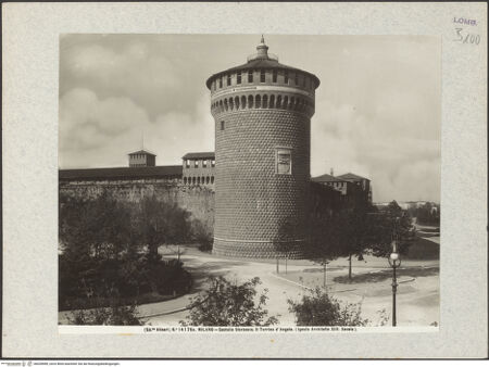 Vorderseite von Alinari [https://www.deutsche-digitale-bibliothek.de/content/lizenzen/rv-ez/] Castello SforzescoSüdöstliche Mauer - Ostturm, bh028989_recto. Foto.