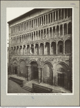 Vorderseite von Alinari [https://www.deutsche-digitale-bibliothek.de/content/lizenzen/rv-ez/] Pieve di Santa MariaWestfassade - Seitenansicht von Südwesten, bh029043_recto. Foto.