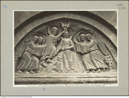 Vorderseite von Alinari [https://www.deutsche-digitale-bibliothek.de/content/lizenzen/rv-ez/] Rechtes Seitenportal. Taufe Christi - Detail: Tympanon (Taufe Christi), bh029047_recto. Foto.