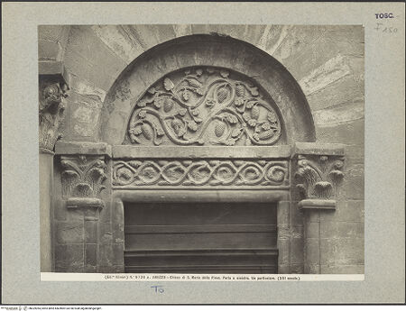 Vorderseite von Alinari [https://www.deutsche-digitale-bibliothek.de/content/lizenzen/rv-ez/] Linkes Seitenportal - Detail: Tympanon, Türsturz und Kapitelle, bh029055_recto. Foto.