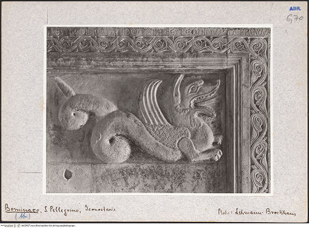 Vorderseite von Foto Marburg [https://www.deutsche-digitale-bibliothek.de/content/lizenzen/rv-ez/] ChorschrankeÖstliche (linke) Reliefplatte: Geflügelter Drache mit gewundenem Schwanz - Linke Reliefplatte, Detail: Drache, bh029507_recto. Foto: Lehmann-Brockhaus, Otto.