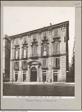 Vorderseite von Alinari [https://www.deutsche-digitale-bibliothek.de/content/lizenzen/rv-ez/] Palazzo d'Aquino di Caramanico - Fassade, bh029558_recto. Foto.